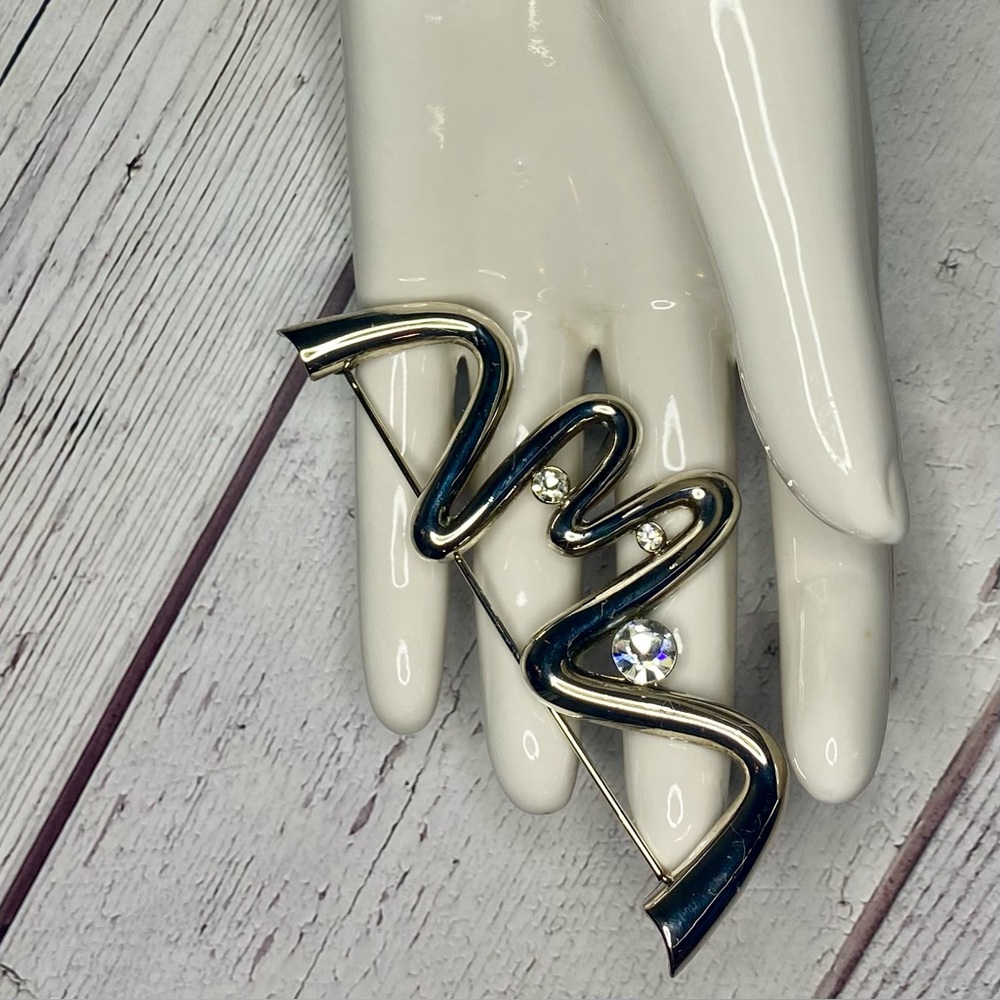 Stunning Silver Brooch with Crystal Accents – 4”